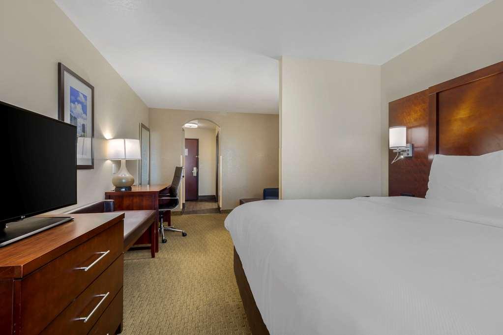 Comfort Suites Benbrook Room photo