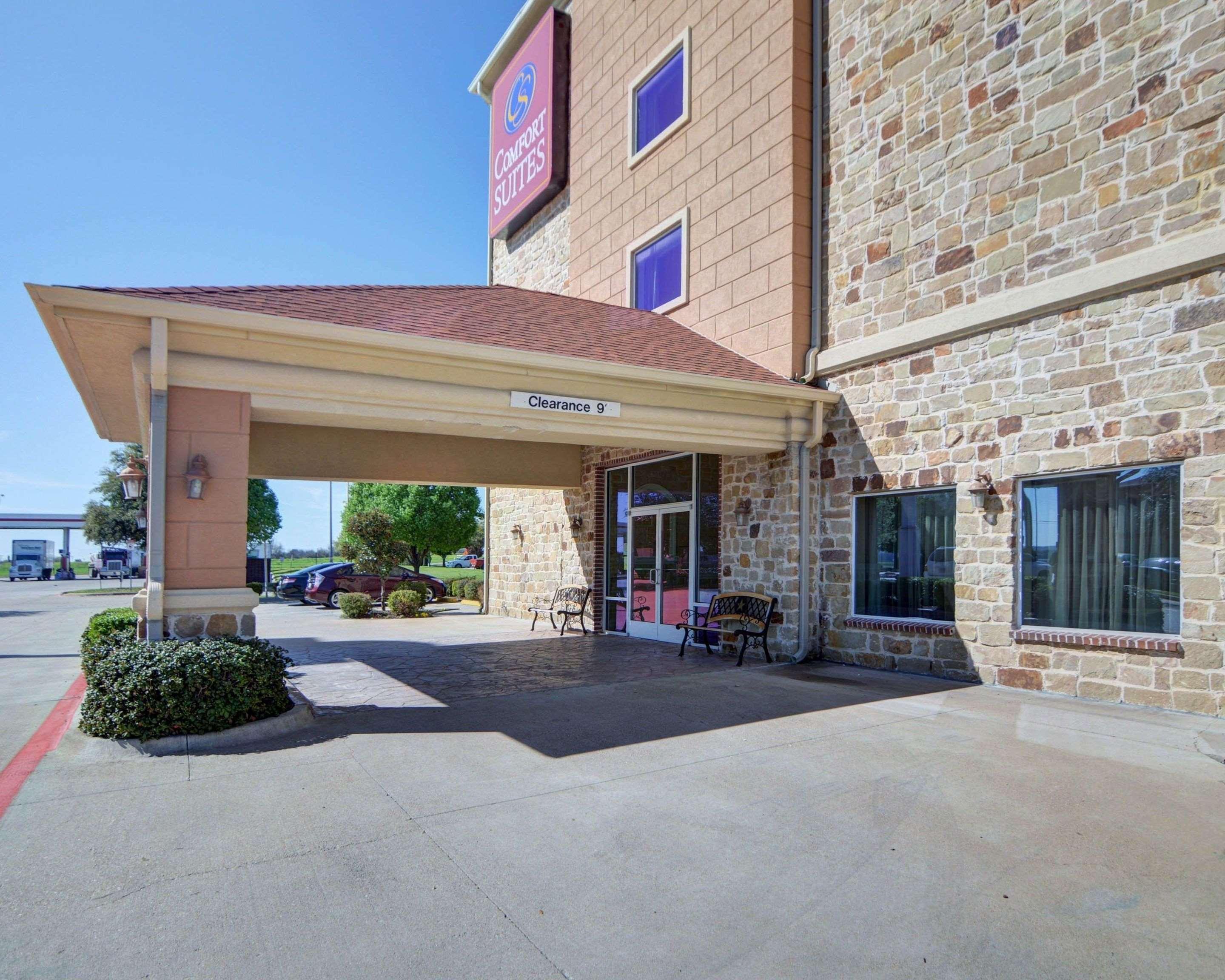 Comfort Suites Benbrook Exterior photo