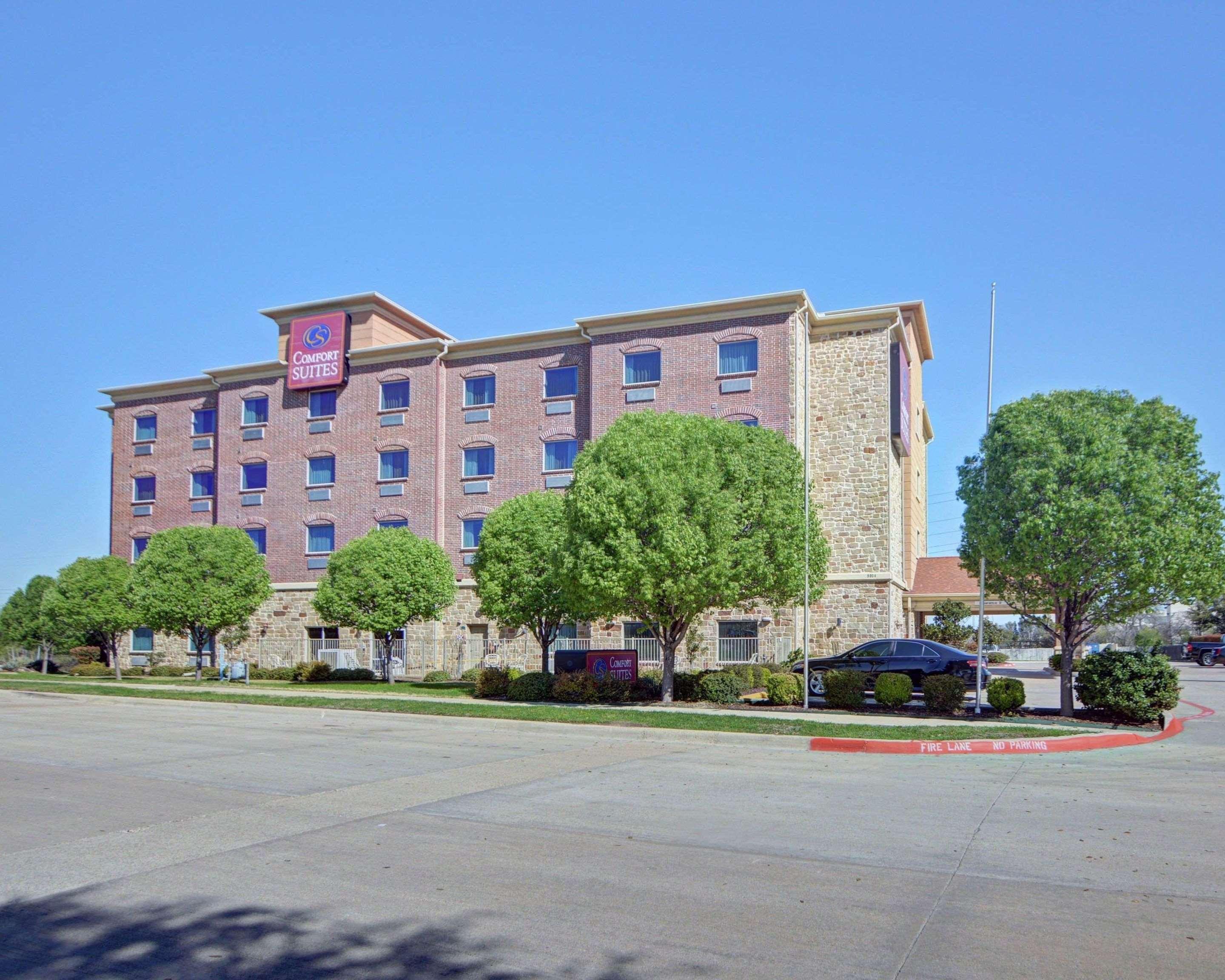 Comfort Suites Benbrook Exterior photo